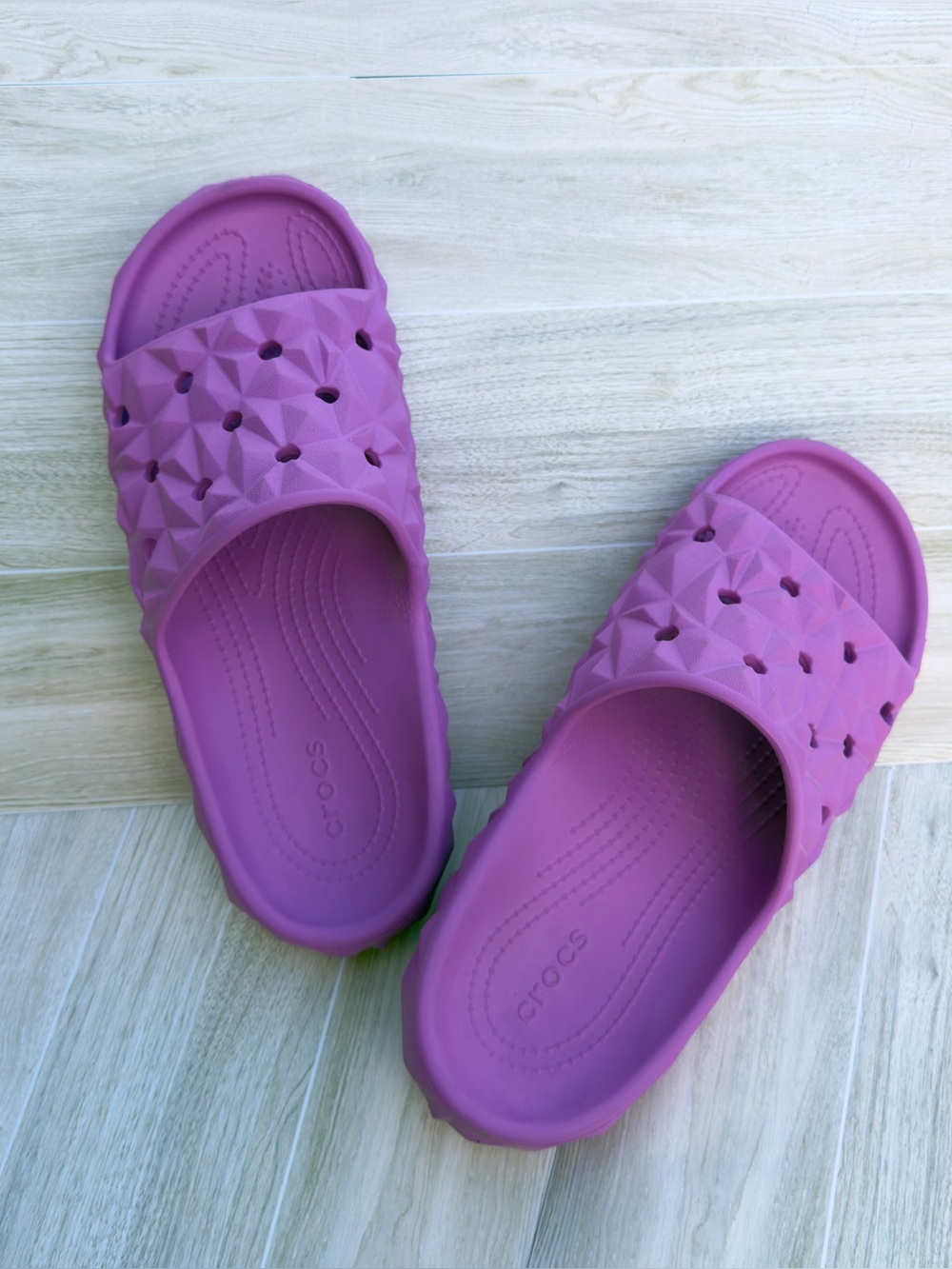 Crocs Purple Geometric Slide Sandals Women’s 9 Men’s 7 Lightweight Comfort